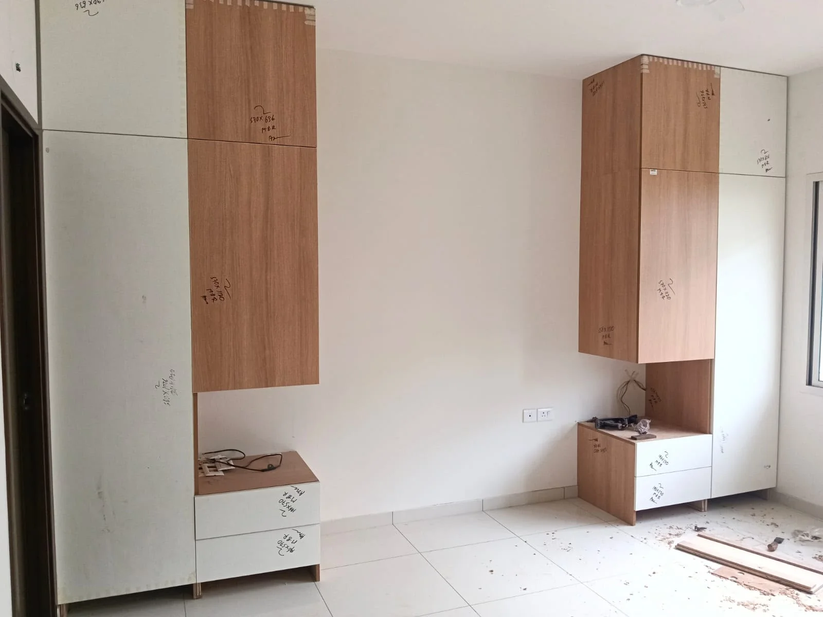 Ram Royal Interiors work photograph 15: feature walls & units in a residential interior